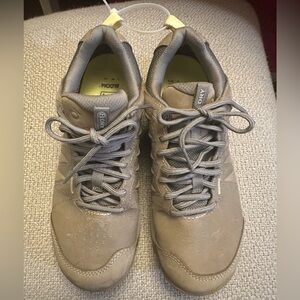 Women's Oboz Sypes Low Leather Waterproof Hiking Shoes preowned size
7